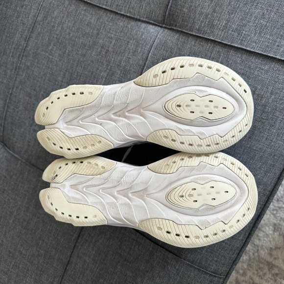 Asics - Gel-Kinsei Blast Sneakers - 7 1/2 - Picture 2 of 6